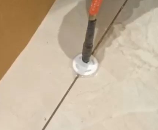 洛龙瓷砖空鼓维修公司专业解答瓷砖在铺贴过程中，如果没有涂抹均匀到位的粘结材料（如水泥砂浆或瓷砖胶），可能会导致以下问题