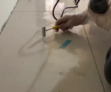 洛龙瓷砖开裂维修公司专业分享瓷砖在铺贴前如果没有沥干水分，将会导致以下问题